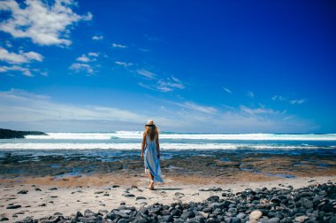 Kumsalda genç bir kadın