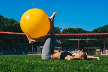 Egzersiz yapan genç bir kadın.
