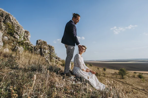 Couple amoureux dans les montagnes — Photo