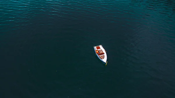 Bir teknede su — Stok fotoğraf