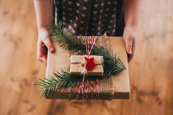 Девушка с рождественскими подарками — стоковое фото