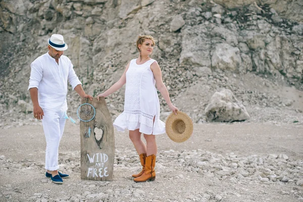 Donna e uomo in cava di pietra — Foto Stock