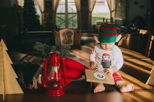 Malý chlapec s vánoční dárky — Stock fotografie