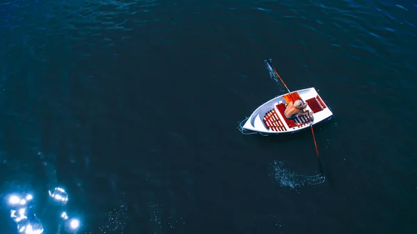 Um barco na água — Fotografia de Stock