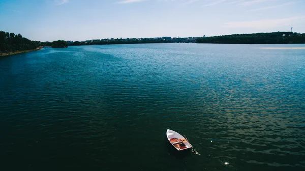 Jedna łódź na wodzie — Zdjęcie stockowe