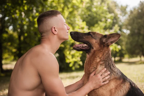 Athletischer Mann und Hund — Stockfoto