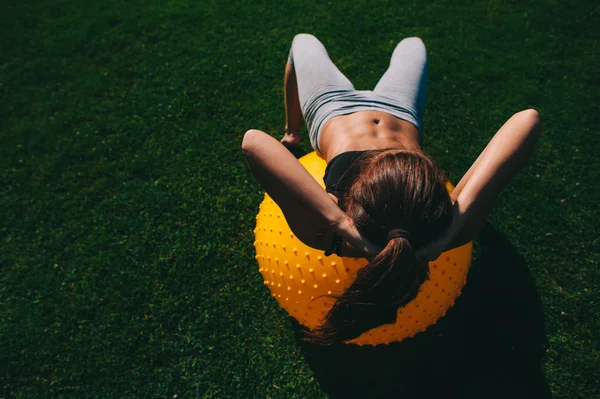 Mujer joven haciendo ejercicios — Foto de Stock