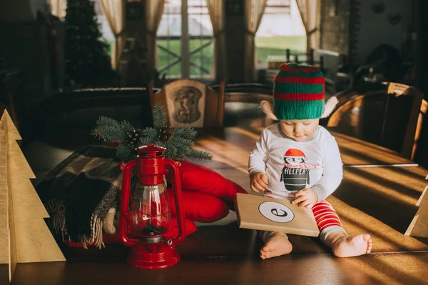 Menino com presentes de Natal Imagens De Bancos De Imagens