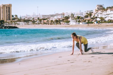 Kumsalda genç bir kadın