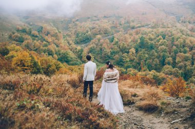 dağlarda mutlu çift