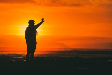 Denizde erkek siluet