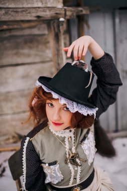 kadın kış gününde