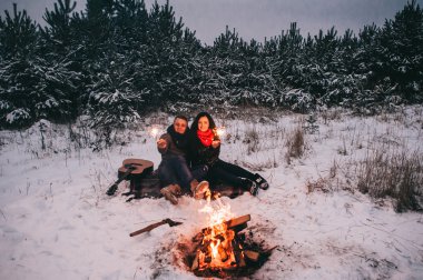 Kış gününde seven Çift