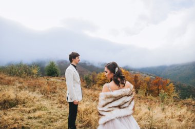 dağlarda mutlu çift