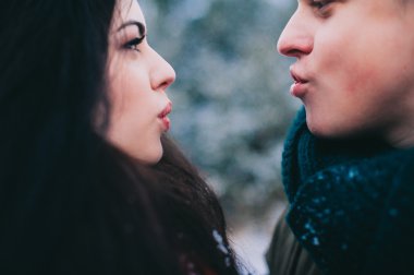 Kış gününde seven Çift