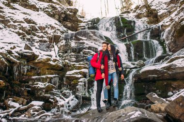 kış günü genç bir çift