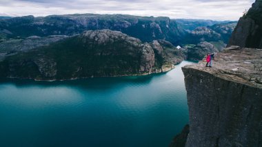 Norveç'te cliff üzerinde aşık Çift