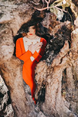 Ormandaki genç kadın