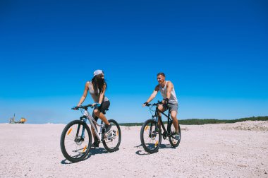 Bisiklet ile genç bir çift