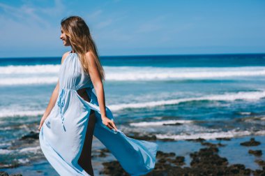 Kumsalda genç bir kadın