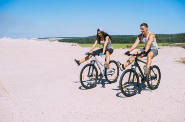 Bisiklet ile genç bir çift