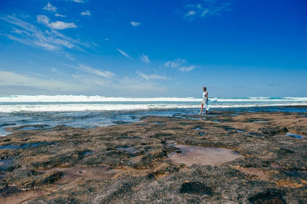 Jovem mulher na praia — Fotografia de Stock