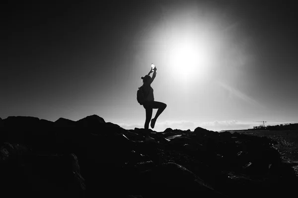 Kobieta na skalisty brzeg — Zdjęcie stockowe
