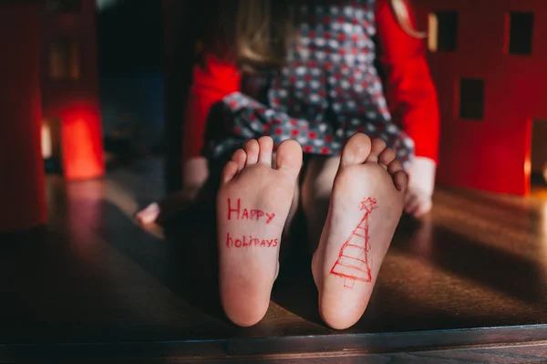 Blote voeten van de baby op verdieping — Stockfoto