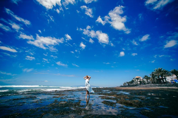 Jeune femme sur la plage — Photo