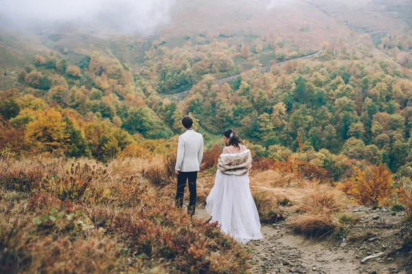 Casal feliz nas montanhas — Fotografia de Stock