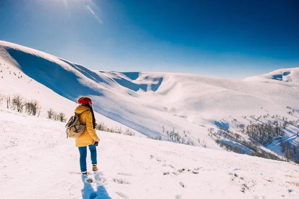 Giovane donna in montagne innevate — Foto Stock