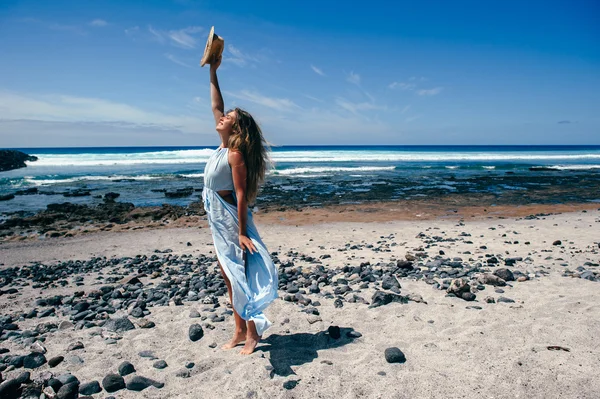 Giovane donna sulla spiaggia — Foto Stock