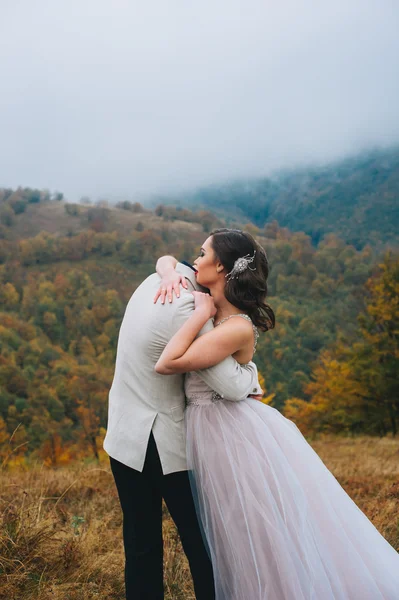 Casal feliz nas montanhas — Fotografia de Stock