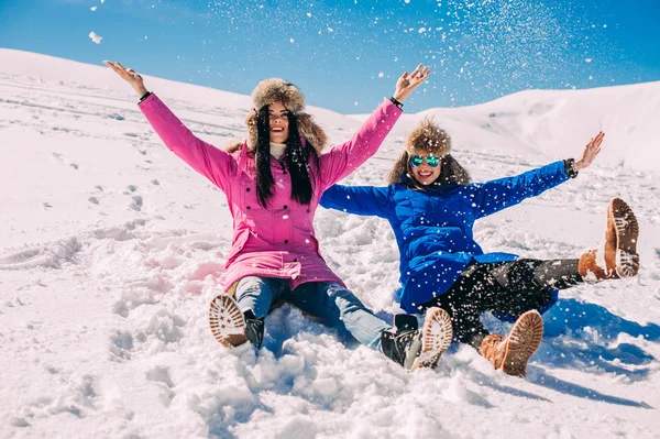 Νεαρές γυναίκες στα χιονισμένα βουνά — Φωτογραφία Αρχείου