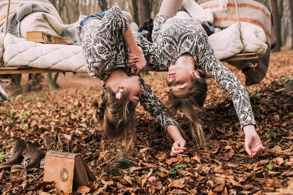 Siostry w lesie jesienią — Zdjęcie stockowe