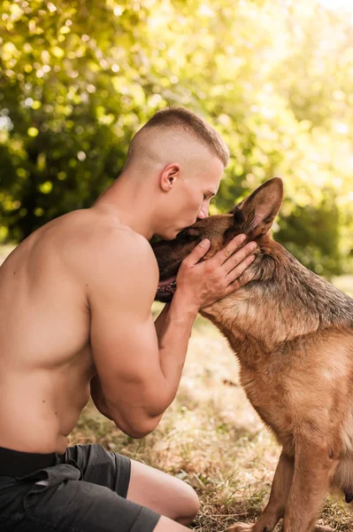 Uomo atletico e cane — Foto Stock