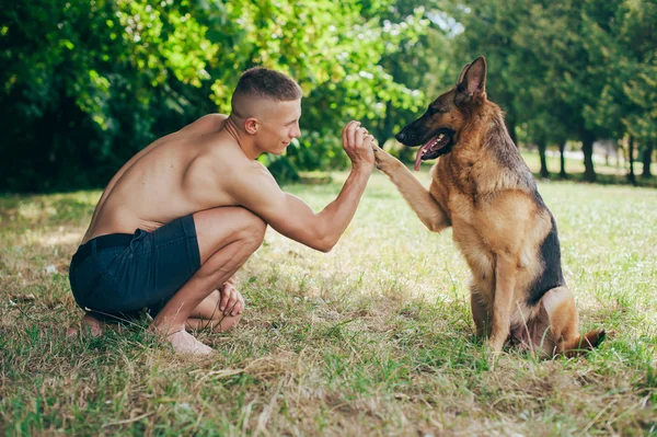 Hombre y perro atléticos — Foto de Stock