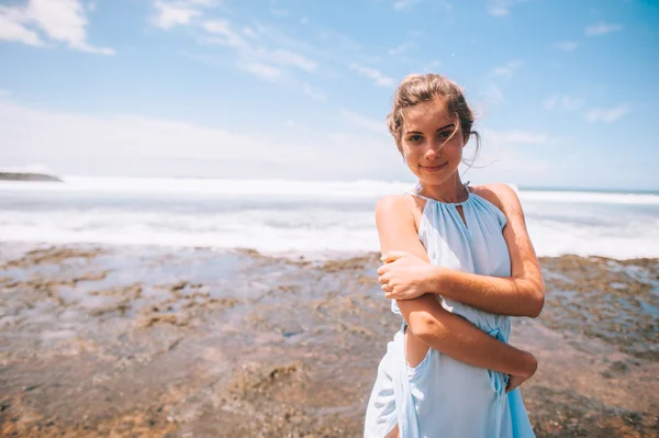 Giovane donna sulla spiaggia — Foto Stock