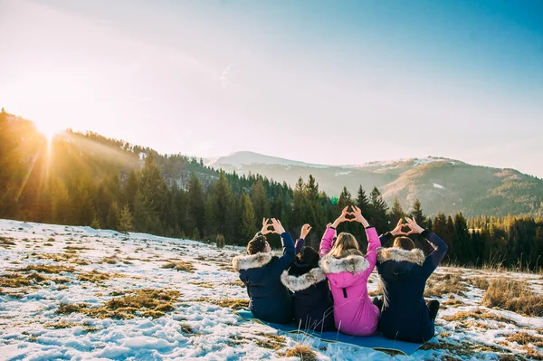 Jovens no dia de inverno — Fotografia de Stock