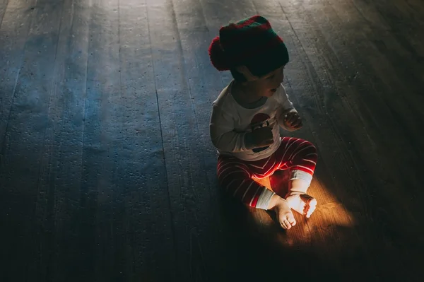 Menino de chapéu de elfo — Fotografia de Stock