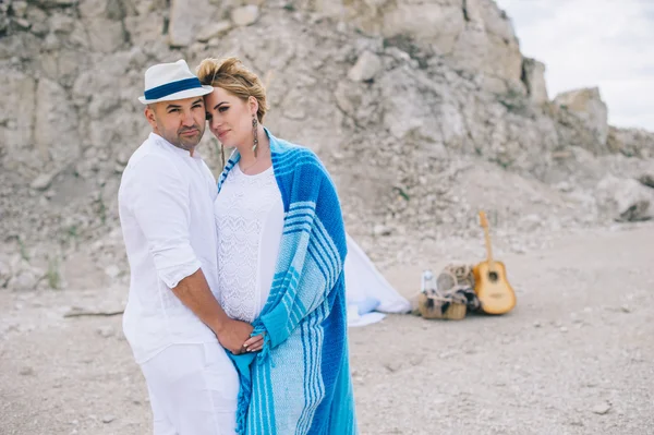 Donna e uomo in cava di pietra — Foto Stock