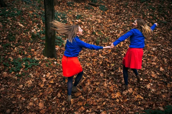 Hermanas en el bosque de otoño —  Fotos de Stock