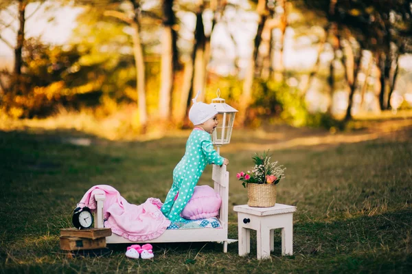 Bebê menina no parque — Fotografia de Stock