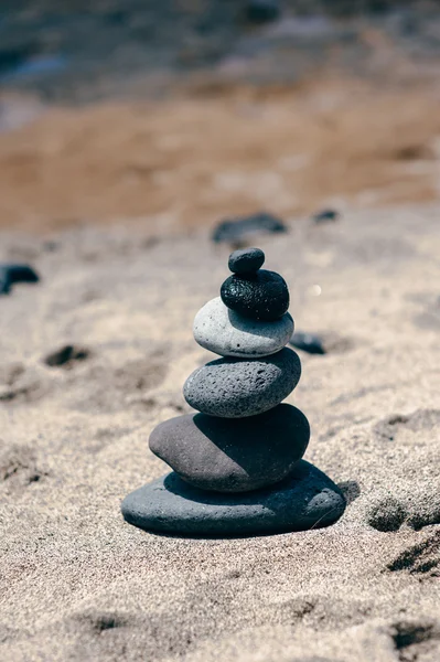 Balanza de piedras en la playa — Foto de Stock