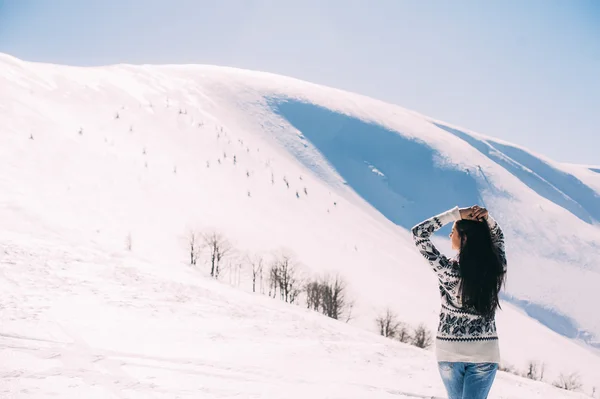 Giovane donna in montagne innevate — Foto Stock