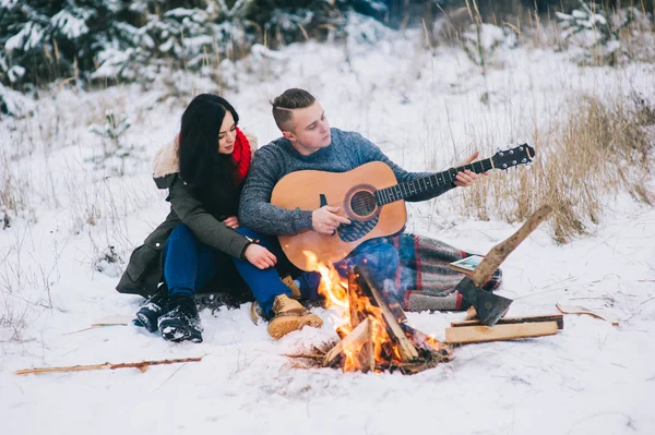 Couple aimant le jour d'hiver — Photo