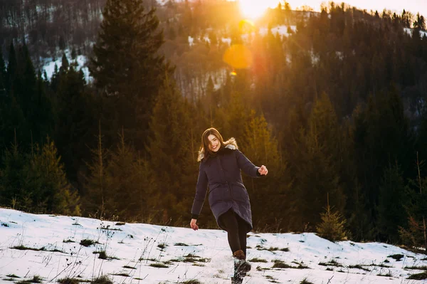 Jovem mulher na floresta — Fotografia de Stock