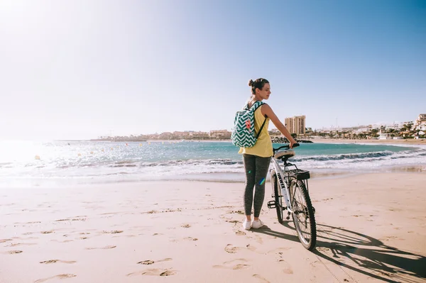 Jonge vrouw op strand — Stockfoto