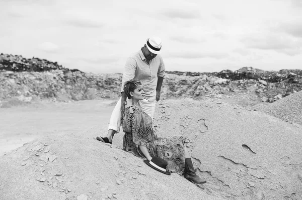 Mulher e homem na pedreira de pedra — Fotografia de Stock