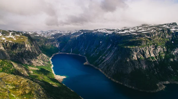 Hermosas montañas noruegas — Foto de Stock